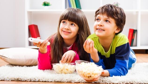 La importancia del control parental en televisión Niños comiendo palomitas