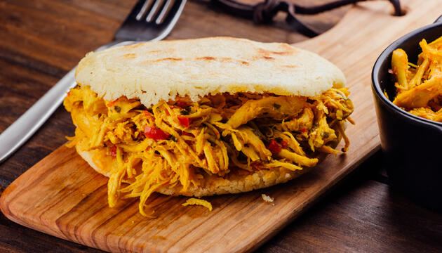 Receta de sandwich de pollo desmenuzado con pepinillos Receta de sandwich de pollo desmenuzado con pepinillos