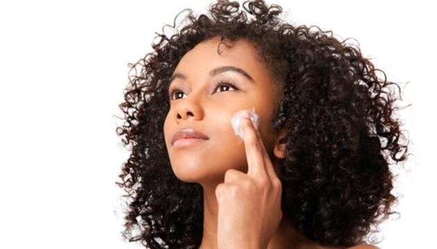 Cuidar la piel en invierno Mujer poniendose crema