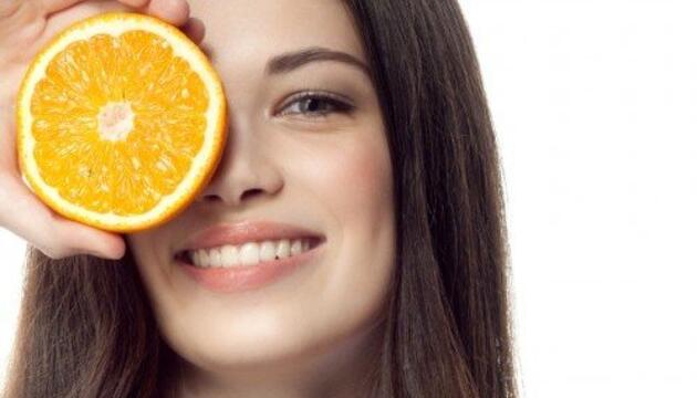 Dieta para cuidar tu piel en verano Chica con rodaja de naranja