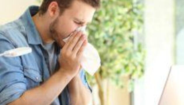 Alergias en el trabajo chico con alergia