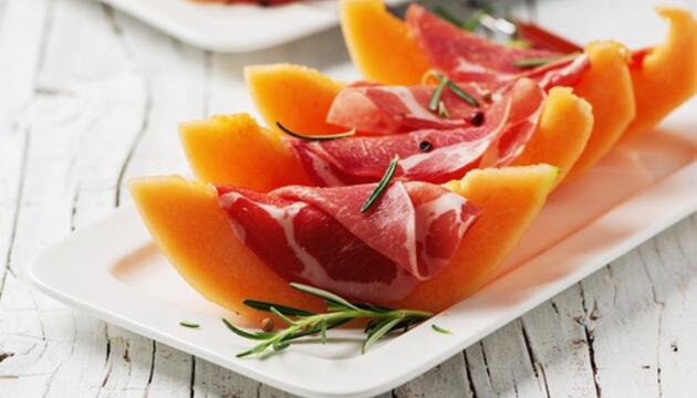 Los mejores alimentos para disfrutar del verano Melón con jamón