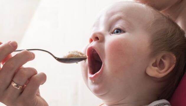 Etapa II: Bienvenida cuchara 4-6 meses Niño comiendo con cuchara