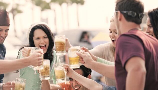 En las fiestas del pueblo, diviértete de forma responsable Fiesta con cerveza