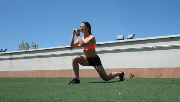 Rutina de entrenamiento post-vacaciones ejercicio en el césped