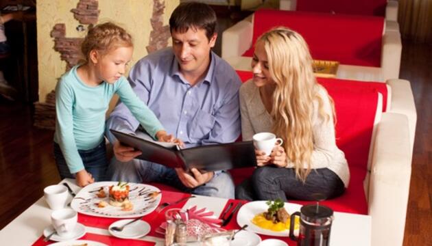 Comer con niños fuera de casa cena en familia