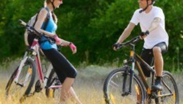 Deporte en pareja pareja practicando ciclismo