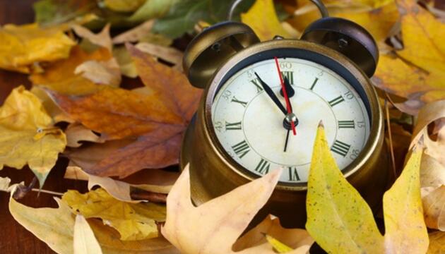 Consejos para adaptarnos al cambio de hora reloj entre las hojas