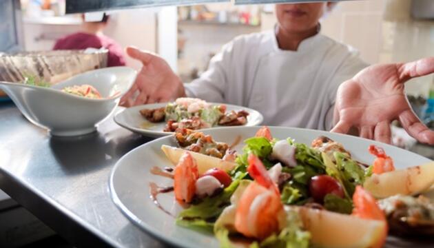 ¿Se puede comer sano fuera de casa? ensalada de salmón