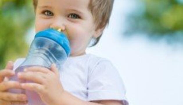 La hidratación en niños y adolescentes niño con agua
