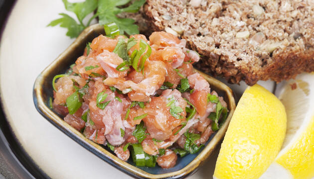 Tartar de salmón y aguacate Tartar de salmón y aguacate