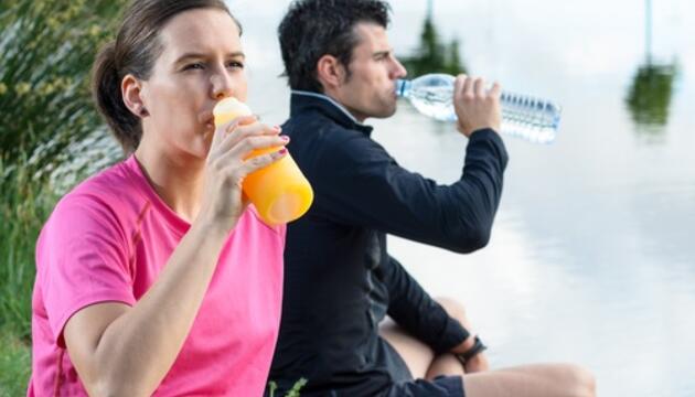 En competiciones, ¿agua o bebida isotónica? Hidratación durante el deporte
