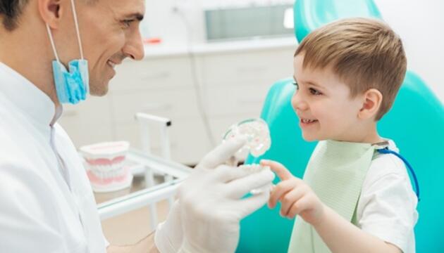 ¿Cuándo llevar a tu hijo al dentista por primera vez? dentista y niños