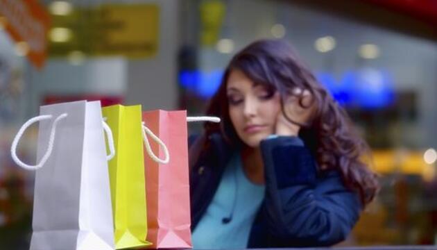 Comprador compulsivo chica después de comprar