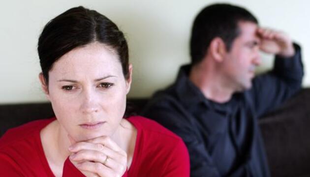 Discusiones de pareja en verano pareja enfadada