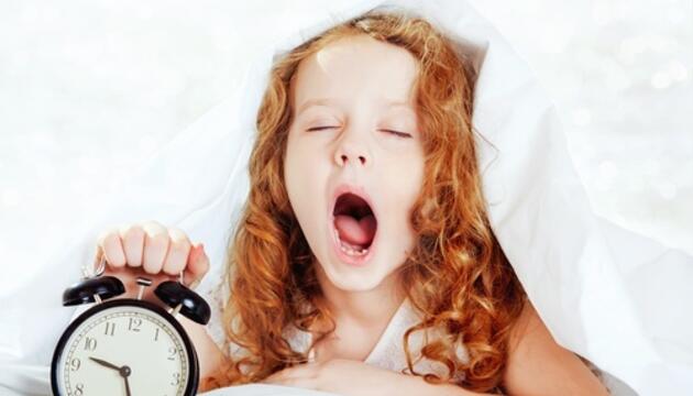 Consejos para una vuelta a la rutina llevadera niña con sueño