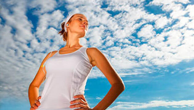 7 motivos para hacer deporte, ¿pereza para qué te quiero? Mujer mirando las nubes