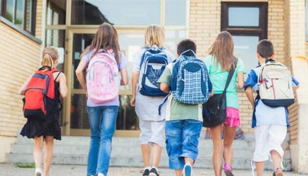 Vuelta al colegio: cuidemos de la salud de nuestros hijos niños con mochila
