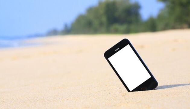 Cinco apps para mejorar nuestra salud en verano móvil en la playa