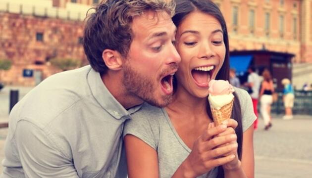 ¿Es beneficioso comer helados? helado en pareja