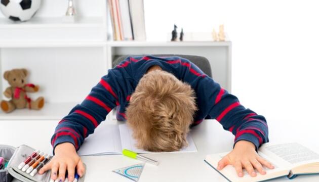 Deberes, la mochila que más pesa para nuestros hijos niño cansado de estudiar
