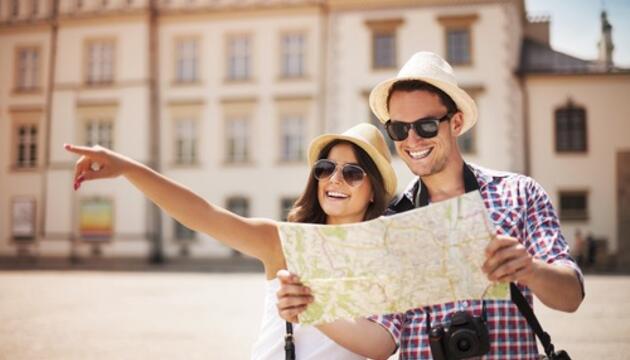 ¿Verano sin vacaciones? ¡Busca tu alternativa! pareja de turismo