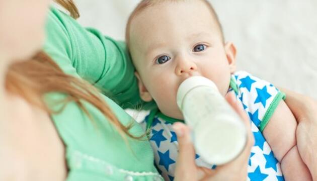 Etapa I de alimentación del bebé: "I love milk" bebé con biberón