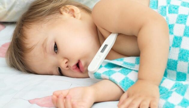 Datos sobre la fiebre niño con el termómetro