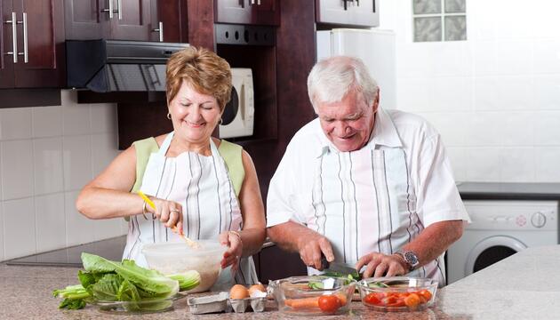 El problema del hogar de los mayores: ¿dónde vivir? mayores en la cocina