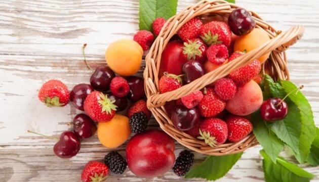Las frutas de primavera cesta de fruta