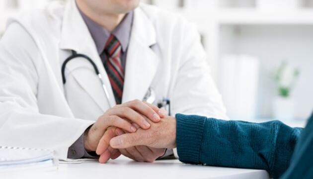 Cuidados paliativos Médico consolando paciente