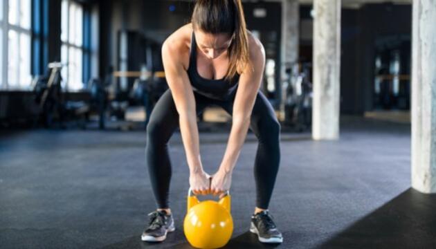 Rutina con pesas rusas para potenciar el cuerpo completo