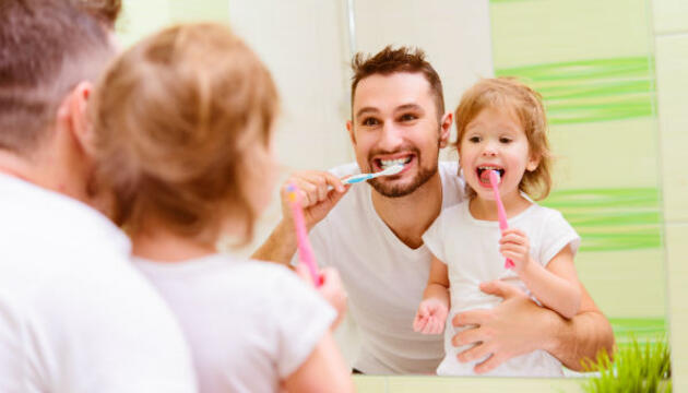cepillarse los dientes en familia