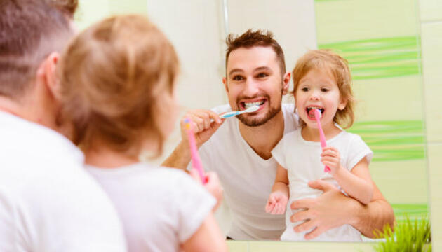 Higiene dental cepillarse los dientes en familia
