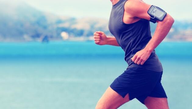 Cómo irse de vacaciones y no perder la forma física correr junto al mar