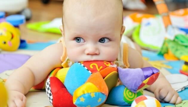 Etapa II del bebé: Veo veo, toco toco niño con peluche