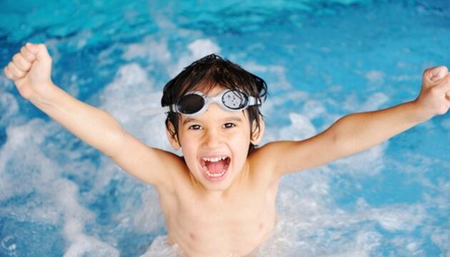 Consejos para una niñez activa y saludable niño bañándose
