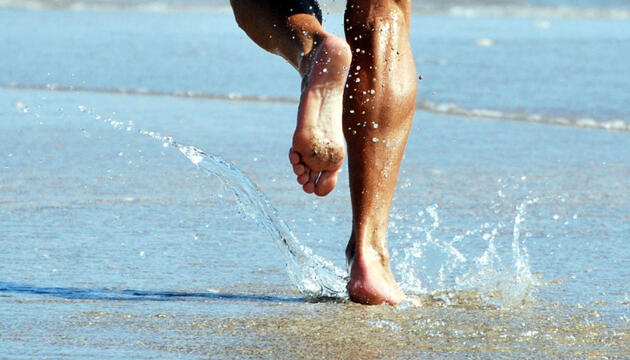 beneficios-de-caminar-en-la-arena beneficios-de-caminar-en-la-arena