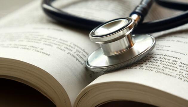 Libros que te ayudarán a cuidar tu salud fonendoscopio en un libro