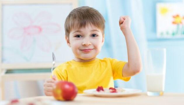 Cómo fortalecer las defensas de nuestro bebé niño comiendo manzana