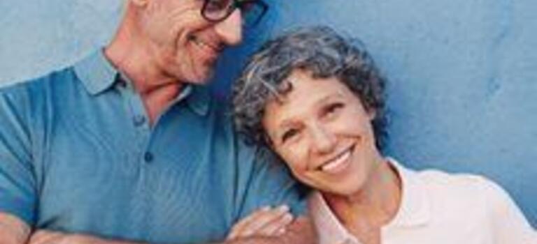 Pareja de personas mayores