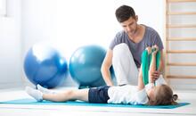 Nena en fisioterapia pediátrica