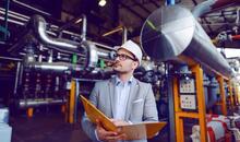 Técnico realizando evaluación de riesgos laborales en una industria