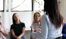 Psicólogo dando formación en su empleo como psicólogo laboral